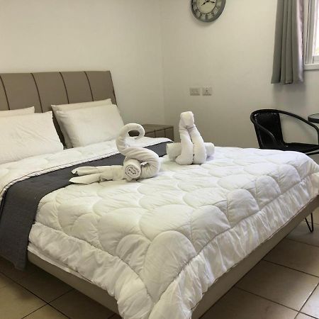 Hotel Room Service Бат-Ям Экстерьер фото