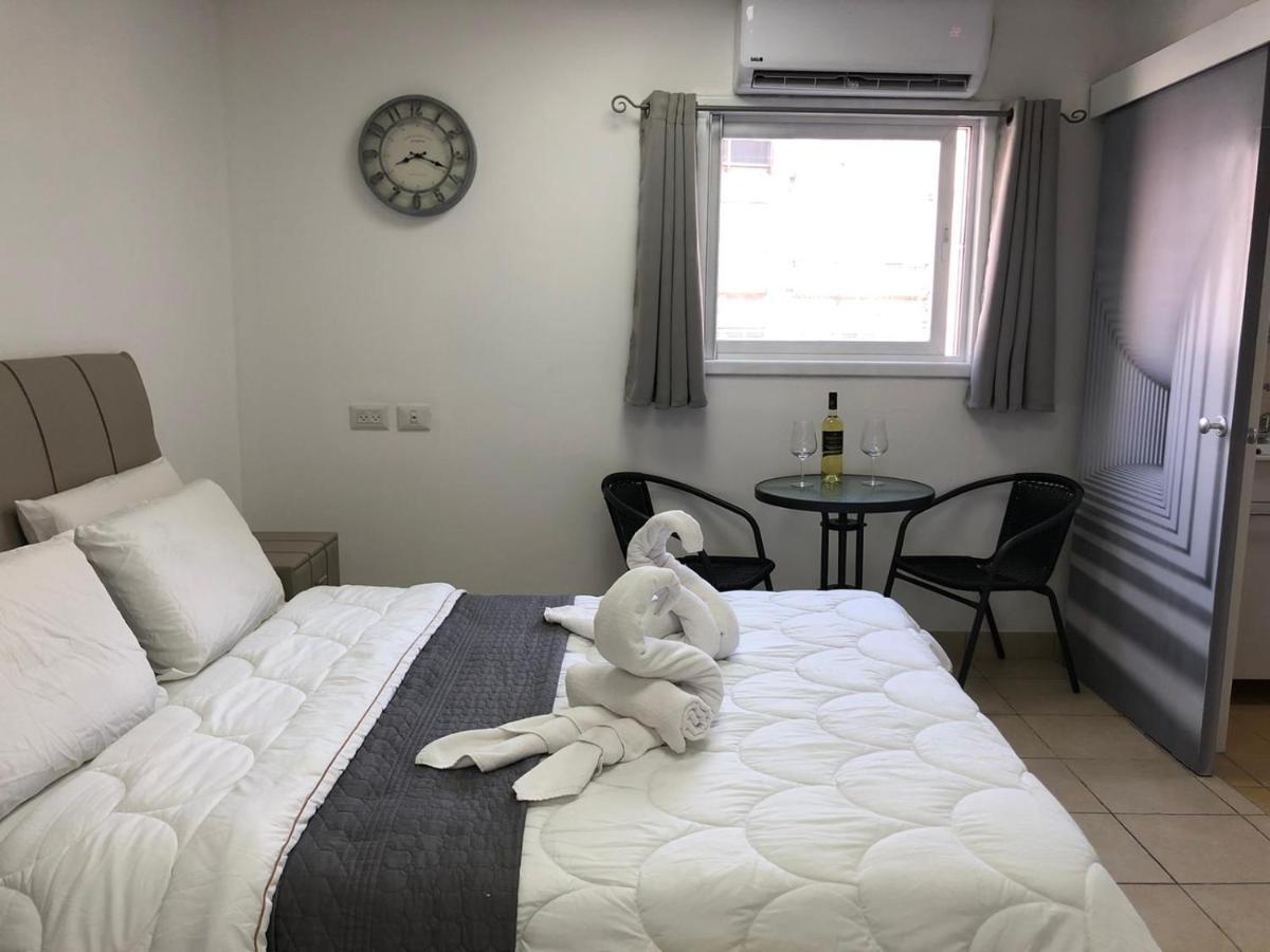 Hotel Room Service Бат-Ям Экстерьер фото