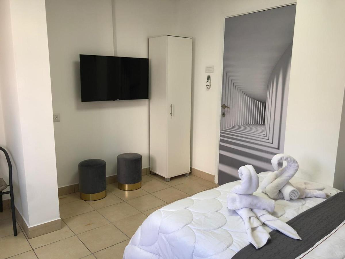 Hotel Room Service Бат-Ям Экстерьер фото