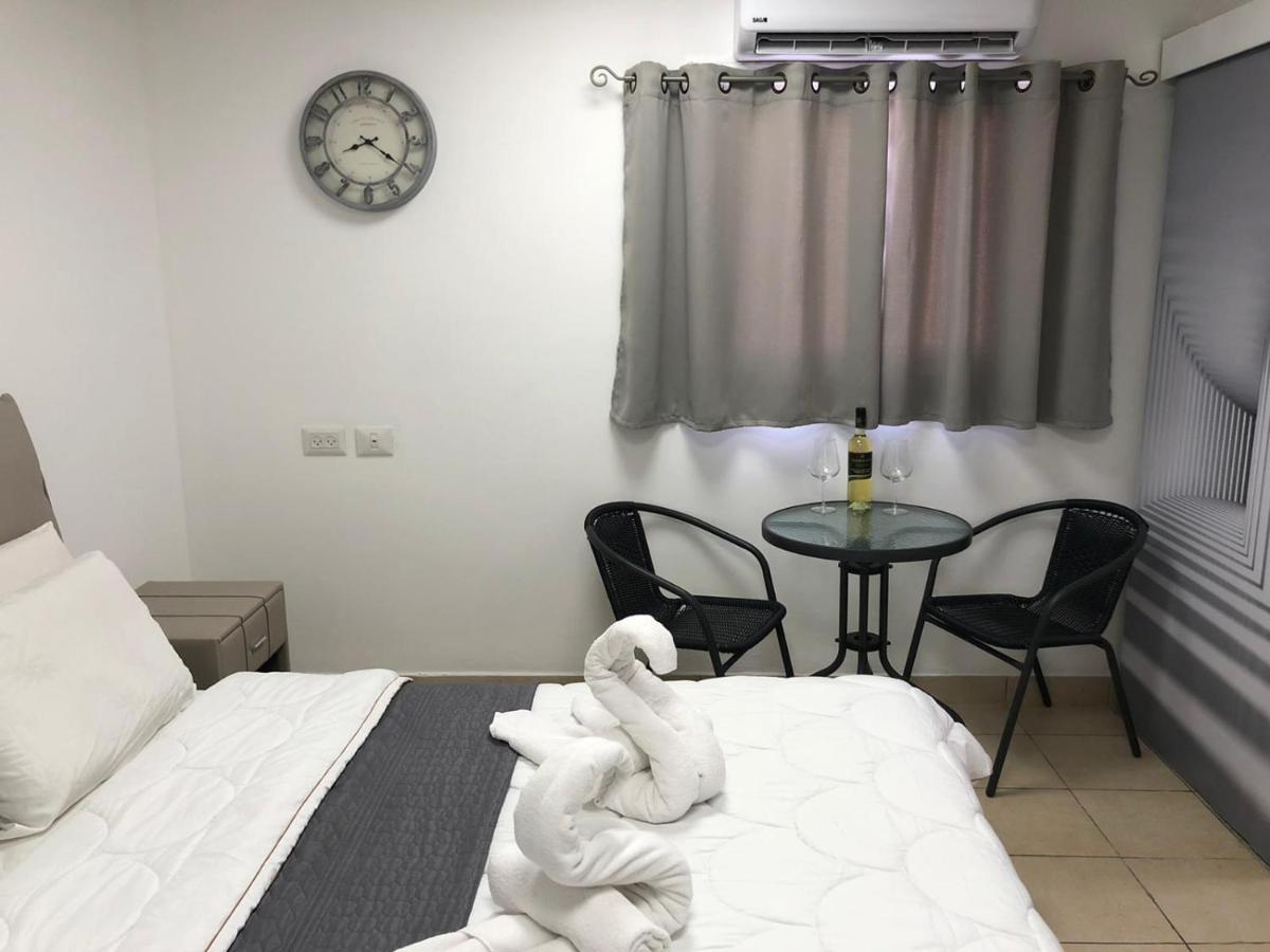 Hotel Room Service Бат-Ям Экстерьер фото