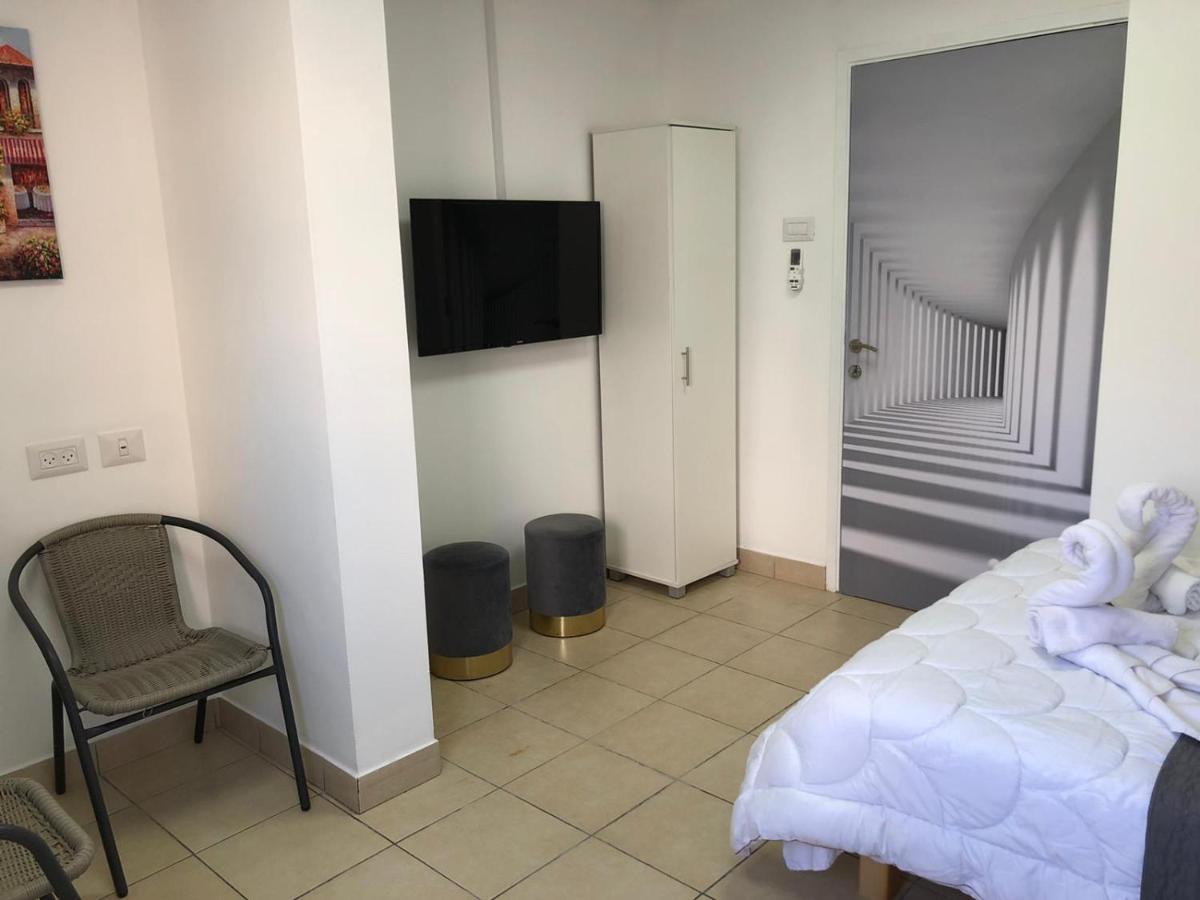 Hotel Room Service Бат-Ям Экстерьер фото