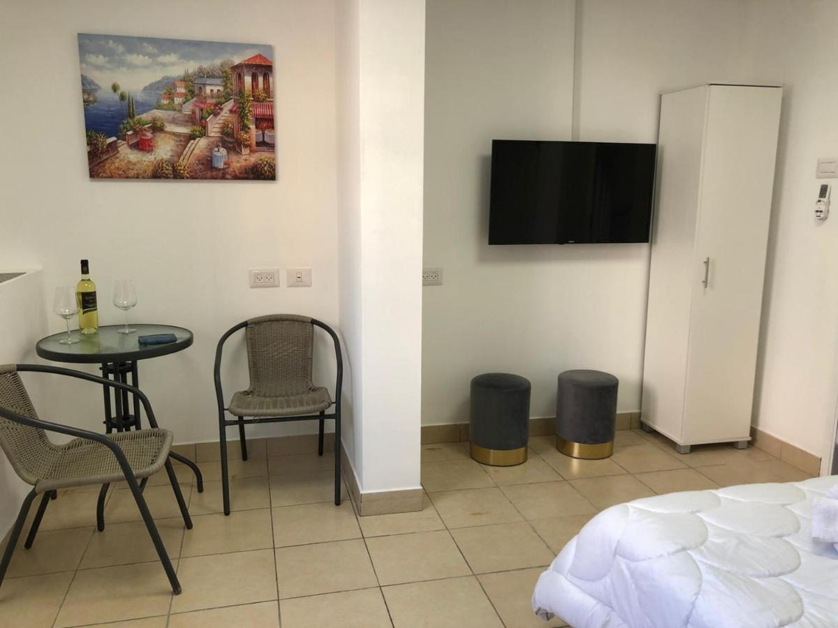 Hotel Room Service Бат-Ям Экстерьер фото
