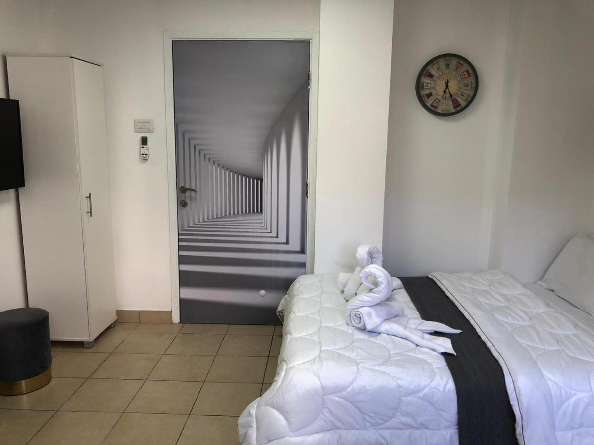 Hotel Room Service Бат-Ям Экстерьер фото